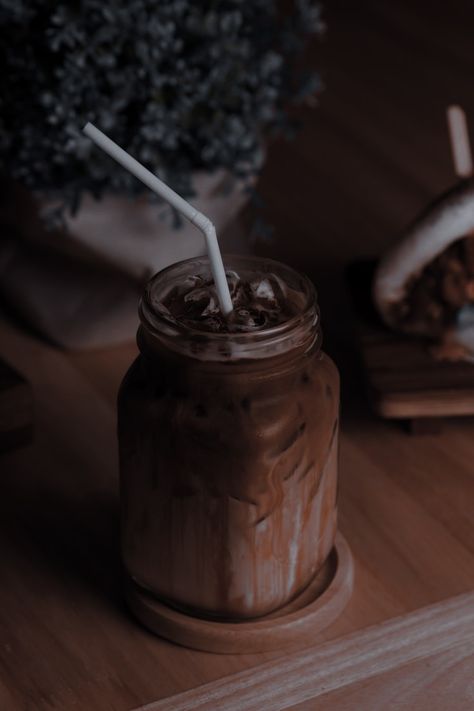 Aesthetic Milkshake, Iced Mocha, Coffee Wallpaper, Coffee Obsession, Chocolate Day, Food Wallpaper, Coffee Photography, Aesthetic Coffee, Brown Coffee