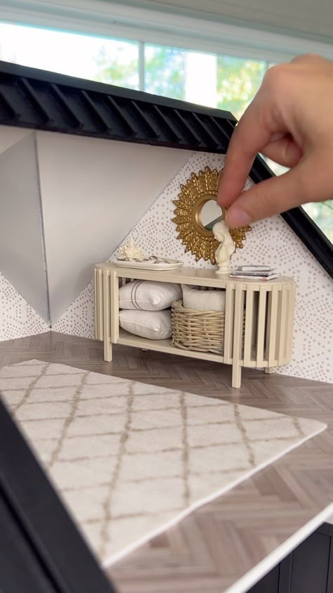 Tiny Dollhouse Diy, Barbie Diy Furniture Easy, Easy Dollhouse Diy, Doll House Accesories Diy, How To Make Barbie Furniture, Dollhouse Diy Ideas Miniature Furniture, Doll Furniture Patterns Free, Minatures Dollhouse Diy, Diy Doll House Furniture Easy