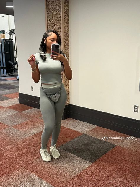 Hair Appt Outfits Women, Skims Outfit, Grey Leggings Outfit, Yeezy Outfit, Outfit Black Women, Gymwear Outfits, Shoes Yeezy, Grey Mirror, Mirror Flicks