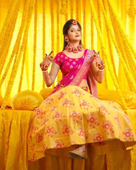 Indian Haldi Ceremony Dresses, Solo Wedding Poses, Haldi Dress For Bride Indian, Bridal Haldi Outfit Indian, Haldi Sarees, Haldi Bride Poses, Haldi Ceremony Bride, Haldi Photo Shoot, Haldi Boy