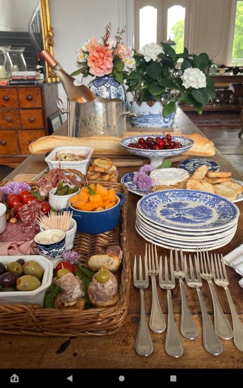 Buffet Table Aesthetic, Buffet Dinner Table Setting, Breakfast Tablescape Ideas, Dinner Spread Table, Brunch Table Setting Buffet, Serving Table Ideas Buffet, Buffet Table Set Up At Home, Home Buffet Set Up Ideas, Dinner Party Buffet Table