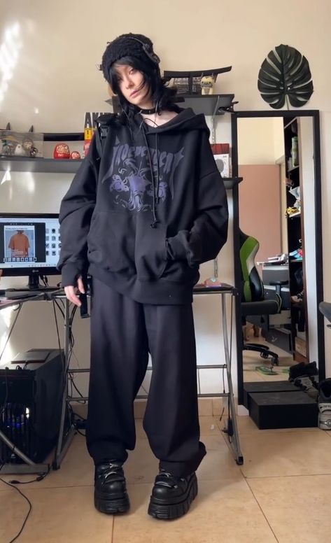 Black Sweatpants Outfit Grunge, Goth Sweatpants Outfit, Relaxed Grunge Outfits, Alternative Fashion Baggy, Goth Lounge Outfit, Goth Hoodie Outfit, Comfy Alternative Outfits, Winter Outfits Emo, Goth Pants Outfit