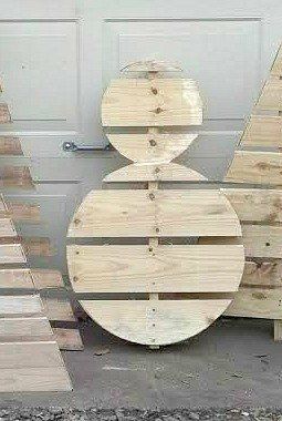 how to make a wood pallet snowman, christmas decorations, how to, pallet, seasonal holiday decor, woodworking projects Pallet Snowman, Jul Diy, Pallet Christmas, Snowman Christmas Decorations, Pallet Creations, Easy Wood, Pallet Crafts, Bench Plans, Christmas Wood Crafts