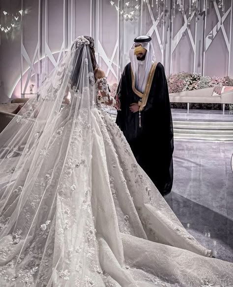 Arab Wedding Dress, Forever Aesthetic, Cathedral Length Wedding Dress, Muslim Wedding Photos, Wedding Dresses Muslim, Arabian Wedding, Arabic Wedding Dresses, Afghan Wedding, Height Difference