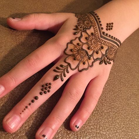 Small And Easy Mehendi Designs, Mehndi Designs For Kids Princesses, Small Girl Mehndi Design, Small Mehendi Designs Simple, Mehendi Designs For Small Kids, Easy Hand Henna Designs For Beginners, Easy Mehandi Designs For Kids, Small Henna Tattoo Designs Simple, Henna Designs For Small Hands