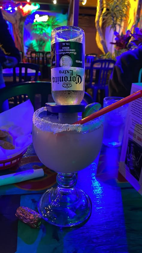 Tequila Asethic, Cena Aesthetic, Drinking Alcohol Aesthetic, Foto Bar, Alcoholic Drinks Aesthetic, Pretty Alcoholic Drinks, Night Club Aesthetic, Nightclub Aesthetic, Alcohol Party