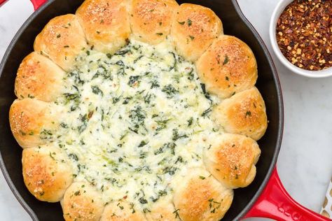 delish-wreath-dip Biscuit Wreath, Make Ahead Christmas Appetizers, Holiday Appetizers Christmas, Cheesy Biscuit, Christmas Recipes Appetizers, Party Dips, Appetizer Bites, Thanksgiving Appetizers, Spinach Dip