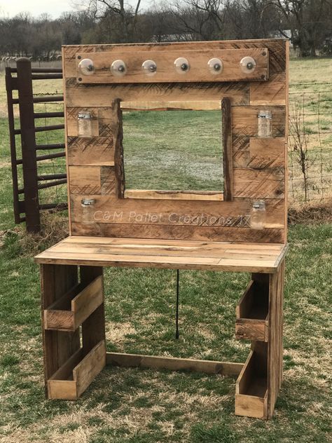 We made this Pallet Makeup Vanity using about 4 pallets. It is lit with a bank of bright lights, has rustic Mason jar storage and more storage underneath. Pallet Makeup Vanity, Pallet Vanity, Pallet Makeup, Casa Hobbit, Diy Makeup Vanity, Country Ideas, Rustic Mason Jars, Pallet Project, Pallet Decor