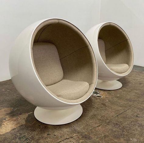 ⠝⠕⠗⠞⠓⠎⠊⠙⠑ on Instagram: “🧄- Eero Aarnio “Ball Chairs” designed in 1963.   - Crédits and Restored by @classicdesignla   #aintvintage #design #eames #mariobellini…” Futuristic Chair Design, Sphere Decor, Retro Ball, Eero Aarnio, Mid Century Rug, Nordic Furniture, Ball Chair, Vintage Lounge Chair, Isamu Noguchi