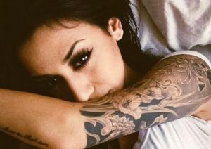 Si vous faire un tatouage japonais alors vous êtes au bon endroit parce que je vais vous montrer la grande variété de modèles qui existent pour les femmes et les hommes de l'art japonais et des design style oriental qui attirent tant de gens. Woman With Tattoos, Full Sleeve Tattoos, Girls With Tattoos, Sleeve Tattoos For Women, Tattoo Love, Tattoo Blog, Tattoo Sleeve Designs, Half Sleeve Tattoo, Tattooed Women