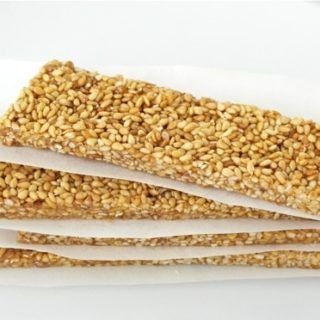 Pasteli: Greek Honey-Sesame Bars Sesame Seed Bars, Sesame Bars, Sesame Seed Cookies, Greek Snacks, Olive Tomato, Mediterranean Desserts, Seed Bars, Biscuits Diététiques, Pastas Recipes