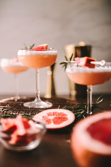 Rosemary Syrup Cocktail, Gin Sour Recipe, Grapefruit Gin Cocktail, Grapefruit Cocktail Recipes, Grapefruit Martini, Rosemary Cocktail, Sour Drink, Grapefruit Cocktail, Gin Sour