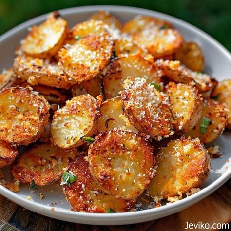 Crispy Crunchy Parmesan Potatoes Crispy New Potatoes Recipes, Parmesan Potatoes Recipes, Boiled Then Roasted Potatoes, Nibbler Potato Recipes, Crunchy Side Dishes, Yummy Potatoes Recipes, Perfect Roasted Potatoes, Small Yukon Gold Potato Recipes, Crispy Garlic Parmesan Potatoes