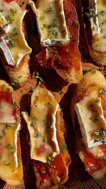 Brie And Prosciutto Crostini, Brie And Prosciutto, Prosciutto Crostini, Brie Crostini, Brie Appetizer, Crispy Prosciutto, Holiday Appetizers Easy, Delicious Appetizers, Holiday Appetizer