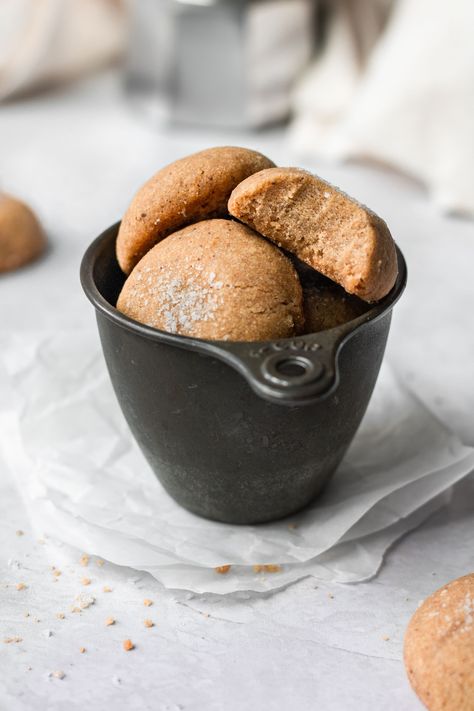 brown butter shortbread cookies topped with flakey sea salt in a cup Brown Butter Shortbread, Maldon Sea Salt Flakes, Sea Salt Cookies, Butter Shortbread Cookies, Butter Shortbread, Chocolate Chip Shortbread Cookies, Butter Sugar Cookies, Brown Butter Cookies, Butter Crackers