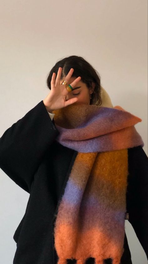 Chunky Scarf Outfit, Street Fashion London, Womens Winter Fashion, Scarf Outfit Winter, Matilda Djerf Style, Warm Outfit, Fashion London, Winter Ootd, Chunky Scarf