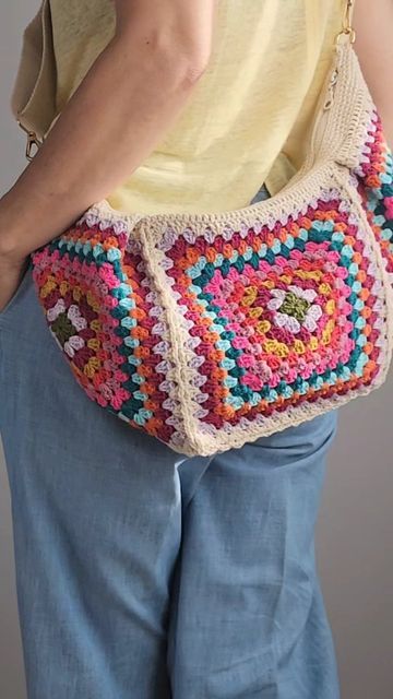 Crochet Bum Bag, Make Bag, Crocheted Bags, Handmade Crochet Bags, Square Crochet, Crochet Stitches Patterns, Bum Bag, Crochet Purses, Crochet Handbags