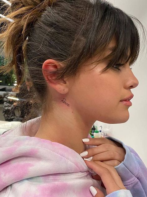 Dainty Side Neck Tattoo, Selena Gomez Background, Selena Gomez New, Selena Gomez Tattoo, Rare Tattoos, Think Tattoo, Selena Gomez Cute, Neck Tattoos, Delicate Tattoo