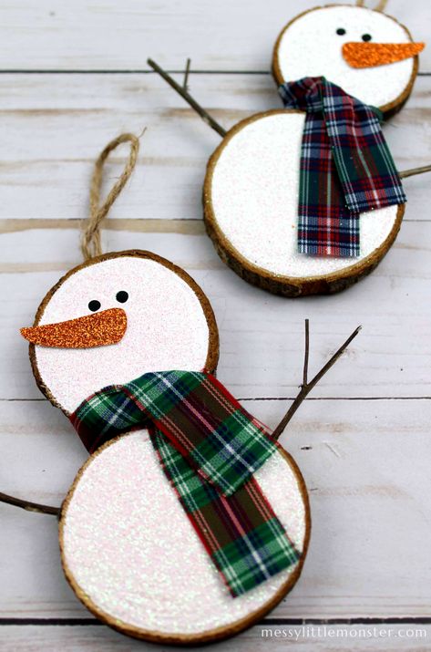 Wood Slice Ornament Ideas, Christmas Diy Wood, Christmas Craft Ideas, Wooden Christmas Crafts, Handmade Christmas Crafts, Ornament Ideas, Christmas Wood Crafts, Wood Slice Ornament, Wood Christmas Ornaments