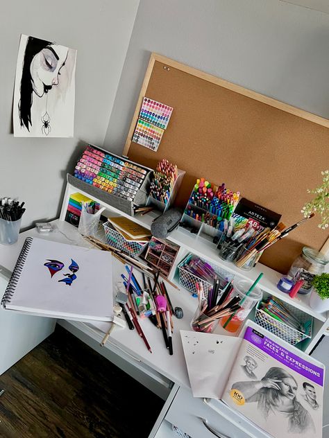 Artist Bedroom Aesthetic, Art Desk Aesthetic, Artsy Desk, Clutter Aesthetic, Inspo Drawing Ideas, Dream Art Room, Drawing Ideas Sketch, Art Desks, Artist Desk