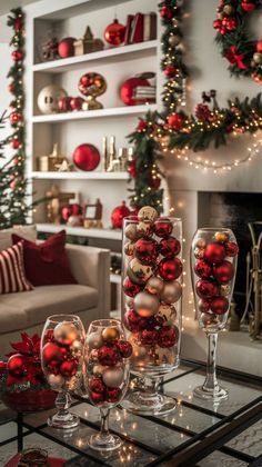 Christmas Decor Idea, Red Gold Christmas, Pretty Christmas Decorations, White House Christmas, Red Christmas Decor, Christmas Apartment, Gold Christmas Decorations, Christmas Decor Inspiration, Christmas Mantel Decorations