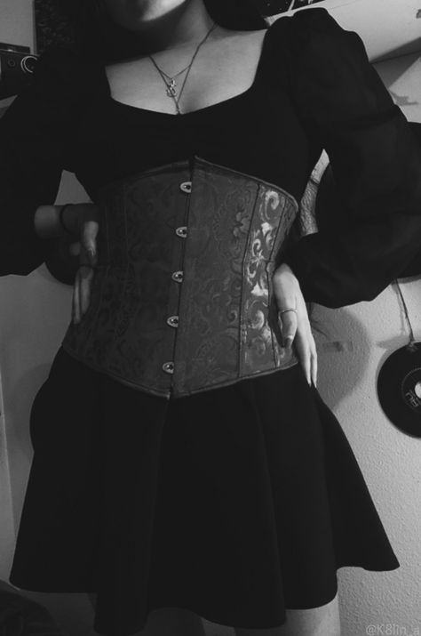 Black Robes Aesthetic, Goth Outfits With Corset, Black Corset Outfit Ideas, Corset Outfit Goth, Goth Corset Outfit, Witch Corset, Wizarding World Fashion, Halloween Corset, Goth Outfit Inspo