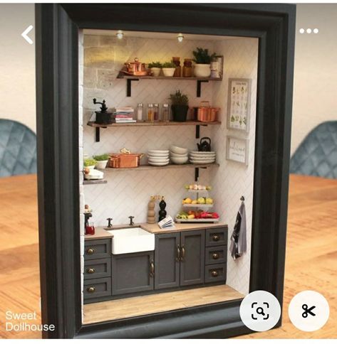 Miniature Dollhouse Kitchen Ideas, Shadow Box Doll House, Miniature Diorama Ideas, Miniature Room Ideas, Room Boxes Miniature Dioramas, Glass Cloche Decor, Room Box Miniatures, Dollhouse Interiors, Bookshelf Art