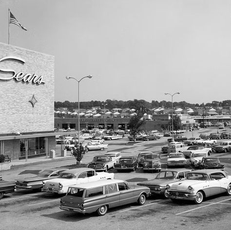 vintage mall photos 1950s 1960s SHOPPING MALL... Old Shopping Mall, Vintage Mall 1980s, Cleveland Arcade, Mall Photos, Woodfield Mall, Vintage Mall, Old Nyc, Mall Of America, Greater Manchester