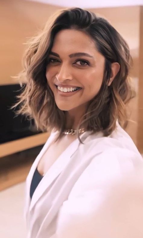 Deepika Short Haircut, Deepika Padukone Hair Color Highlights, Shoulder Length Hair Indian Haircuts, Short Hair In Indian Outfit, Short Hair Bollywood Actress, Deepika Padukone Curly Hair, Indian Actress Hair Color, Deepika Padukone Short Haircut, Bollywood Short Hair