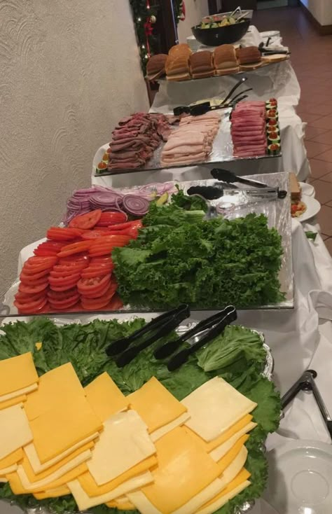 Burger Table Party Ideas, Hamburger Display Party Ideas, Hamburger Buffet Bar Party Ideas, Burger Bar Wedding Food Stations, Build Your Own Sandwich Bar, Meat Carving Station Wedding, Filipino Food Party, Brunch Catering, Taco Bar Party