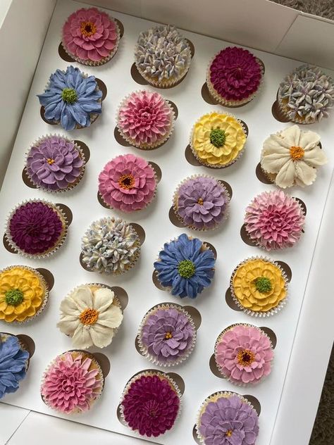 Wildflower Cakes Birthday, Aesthetic Flower Cupcakes, Wildflower Cupcake Ideas, Mini Flower Cupcakes, Mini Floral Cupcakes, 18th Birthday Cupcakes Ideas, Wild Flower Cupcakes, Wildflower Baby Shower Cake, Spring Wedding Cupcakes