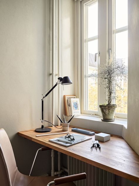 desk radiator window airing Desk In Small Kitchen, Desk In Front Of Bay Window, Office Desk Window, Desk In Window, Desk In Front Of Window Office, Desk Against Window, Window Desk Ideas, Narrow Room Ideas, Desk By Window