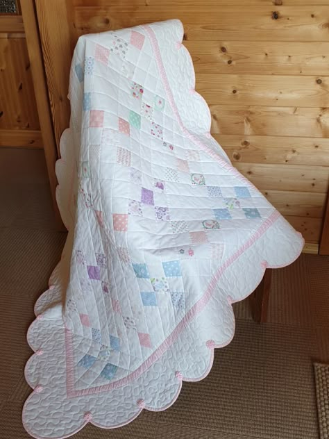 Scalloped Edge Quilt Border, Quilts With Scalloped Borders, Scalloped Quilt Border, Nine Patch Baby Quilt, Girl Baby Quilts, Scalloped Edge Quilt, Scallop Edge Quilt, Quilt Border Ideas, Creative Quilting