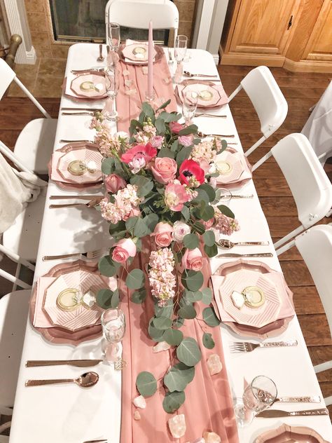 Bridal Shower Dinner Table Decor, Pink Theme Table Setting, Bridal Shower Brunch Table Setting, Floral Table Set Up, Shades Of Pink Table Setting, Bridal Shower Table Setting Simple, Bridal Brunch Table Decor, Bridal Lunch Decor, Pink Bridal Brunch Decor