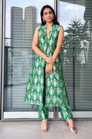 Buy Green Georgette Bandhani High Neck Basanti Tunic And Pant Set For Women by Itrh Online at Aza Fashions. Indo Western Outfits For Women, Brocade Jacket, Silk Kurti Designs, Tandoori Masala, Floral Shawl, Brocade Dresses, Kurti Designs Party Wear, Kurta Designs Women, Designer Dresses Casual