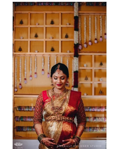 Sreemantham Jewellery, South Indian Seemantham Photos, Maternity Shoot Traditional, Valakappu Saree, Valakappu Photoshoot, Seemantham Photo Poses Traditional, Valakappu Photos, Baby Shower South Indian, Maternity Photography Traditional