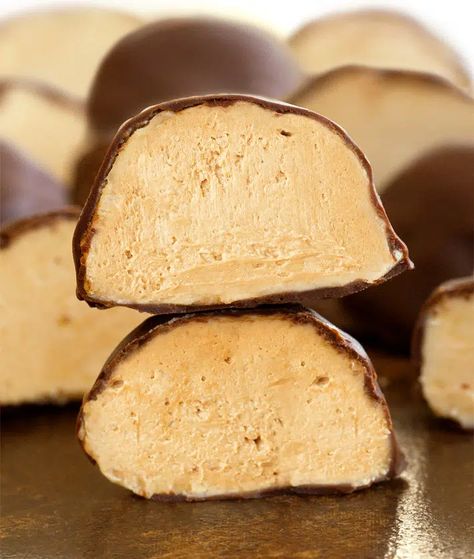 Coffee Mousse Truffles - 5 Ingredients! Coffee Truffles Recipe, Truffles Easy No Bake, Coffee Truffles, Easy No Bake Recipes, Bonbons Recipe, Chocolate Bonbons Recipe, No Bake Truffles, Coffee Mousse, Easy Truffles