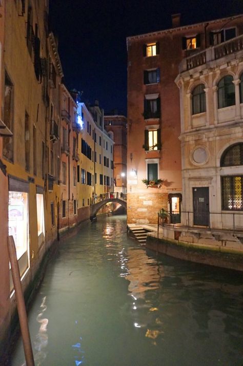 Pictures Of Venice, Venice Canals, Visit Italy, Famous Landmarks, Cheap Travel, Venice Italy, Italy Travel, Travel Around The World, Dream Vacations