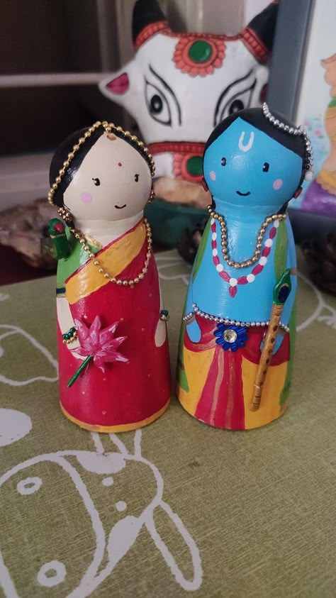 Easy Bottle Art With Clay, Diwali Bommala Koluvu Ideas, Bommala Koluvu Ideas, Rukhwat Ideas, Diy Golu Dolls, Kondapalli Bommalu, Clay Bells, Bottle Doll, Acrylic Paint Bottles