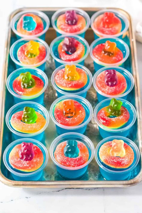 Having a pool party and need a fun summer treat? These easy Pool Party Jello Shots are perfect. You can make these alcoholic for the adults or a non-alcoholic version for the kids! They are a cool, refreshing treat on a hot summer day. Jello Shots Blue, Pool Party Jello Shots, Party Jello Shots, Summer Jello Shots, Blue Pool Party, Hello Shots, Shots Vodka, Pool Party Snacks, Best Jello Shots