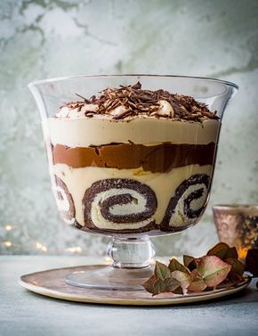 Tiramisu Trifle Recipe, Baileys Tiramisu, Christmas Trifle Recipes, Tiramisu Trifle, Trifle Bowl Recipes, Trifle Dessert Recipes, Chocolate Swiss Roll, Christmas Trifle, Baileys Recipes