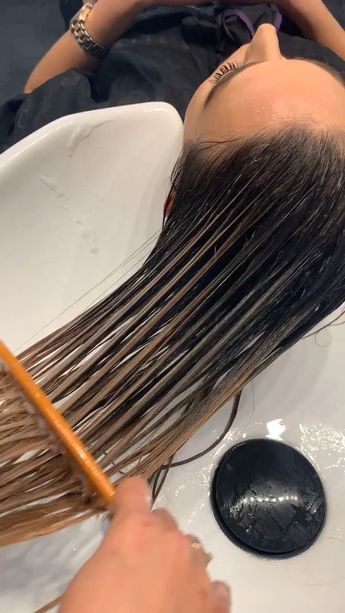 Hair Salon Snapchat Story, Hair Keratin Logo, Hair Salon Pictures, Hair Color Brush, Hairstylist Branding, Salon Hair Color, Best Hair Brush, Salon Pictures, Video Call With Boyfriend Screen Photo