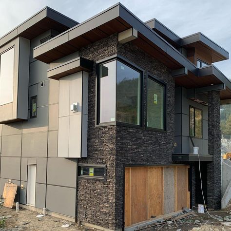 Great build, and an even better install. From top to bottom, interior to exterior, this home doesn’t stop short of using beautiful stone. Product: Black River Stacked Stone | Eldorado Stone 📷: @wilkmasonry Stacked Stone Exterior, Palette Display, Exterior Siding Options, Eldorado Stone, Manufactured Stone Veneer, Siding Options, Stone Exterior, Stone Facade, Black River