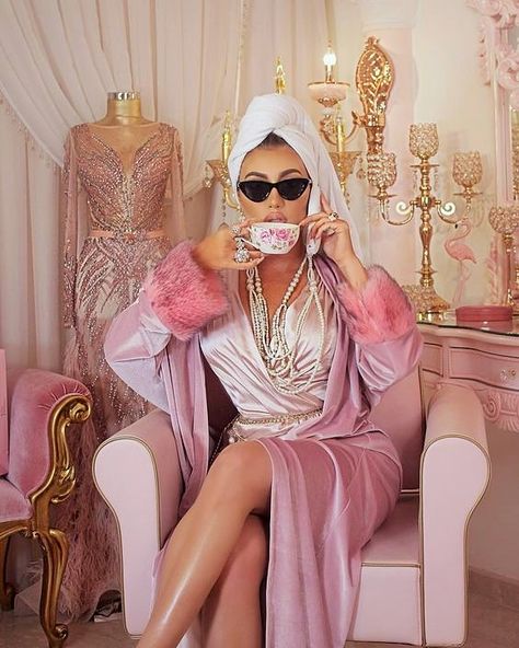 Glam Aesthetic, Mode Rose, Mode Editorials, Boujee Aesthetic, Rich Girl Aesthetic, Photoshoot Themes, Pastel Pink Aesthetic, Classy Aesthetic, Pink Vibes