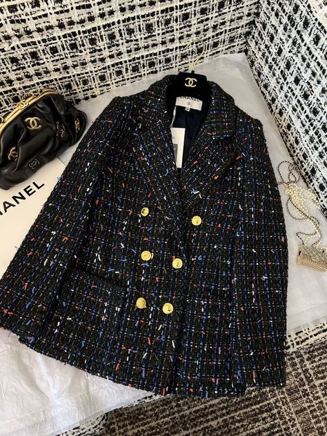 Tweet Outfit, Chanel Tweed Jacket Outfit, Black Jacket Outfit, Chanel Street Style, Tweed Jacket Outfit, Chanel Blazer, Blue Chanel, Tweed Outfit, Chanel Tweed Jacket