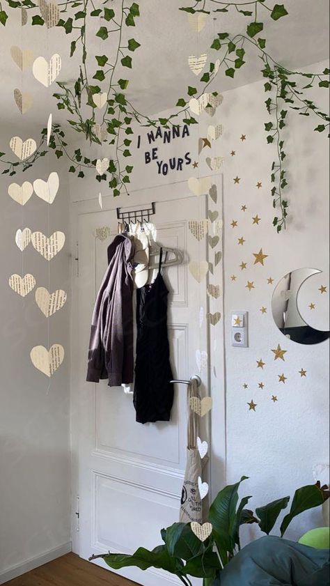 Flower Garland Room Decor, Aesthetic Door Decorations Bedroom, Cute Homemade Room Decor, Room Ceiling Decor Ideas, Easy Diy Room Decor Aesthetic, Door Decor Aesthetic, Hanging Decorations From Ceiling, Aesthetic Door Decor, Door Decorations Bedroom