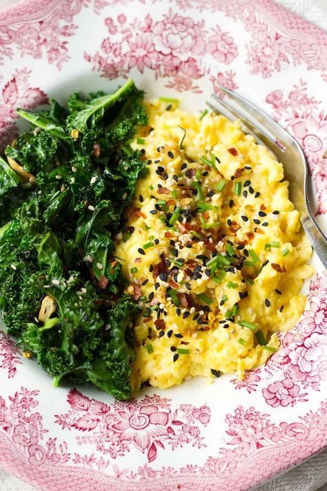 Easy Scrambled Eggs, Zucchini Breakfast, Cheesy Scrambled Eggs, Homemade Hollandaise Sauce, Weekend Brunch Recipes, Scrambled Eggs With Spinach, Garlic Kale, Scrambled Eggs Recipe, Spinach Egg