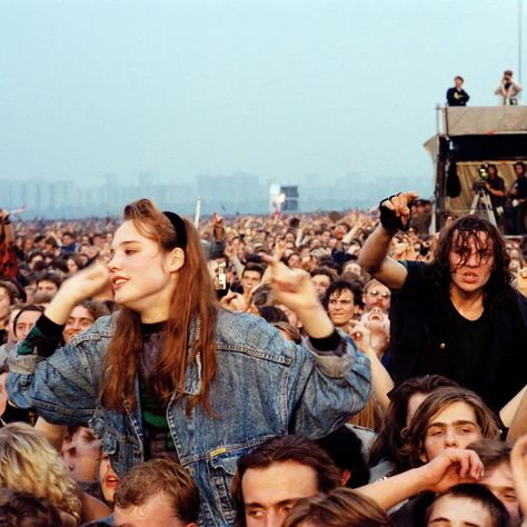 Moscow, URSS, 1991. Metallica, Monster of Rock Festival. Horizon Aesthetic, Union Photography, Soviet Union Aesthetic, Union Aesthetic, Woodstock 99, Grunge Sleaze, 90s Concert, The Black Crowes, Festival Aesthetic