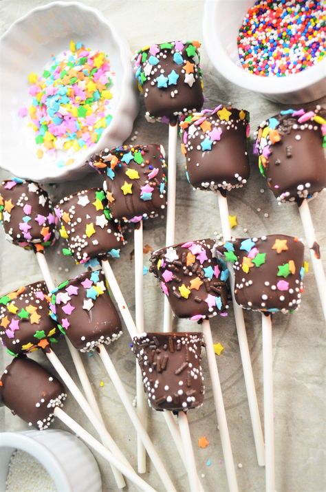 Marshmallow On Stick Ideas, Marshmallow Kebabs Skewers, Marshmallow Treat Ideas, Chocolate Melts Ideas, Chocolate Lollipops Ideas, Marshmallow In Chocolate, Chocolate Marshmallows On A Stick, Chocolate Cover Marshmallow, Chocolate Coated Marshmallows