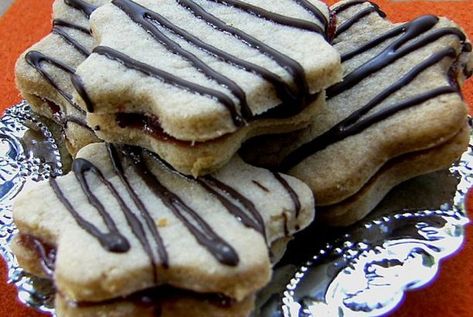 German Linzer Cookies for Christmas & Holidays German Cookie Recipes, German Christmas Bread, Traditional German Recipes, Best Deserts, Food Nostalgia, Christmas Holiday Recipes, German Christmas Cookies, Austrian Food, Christmas Cookie Swap